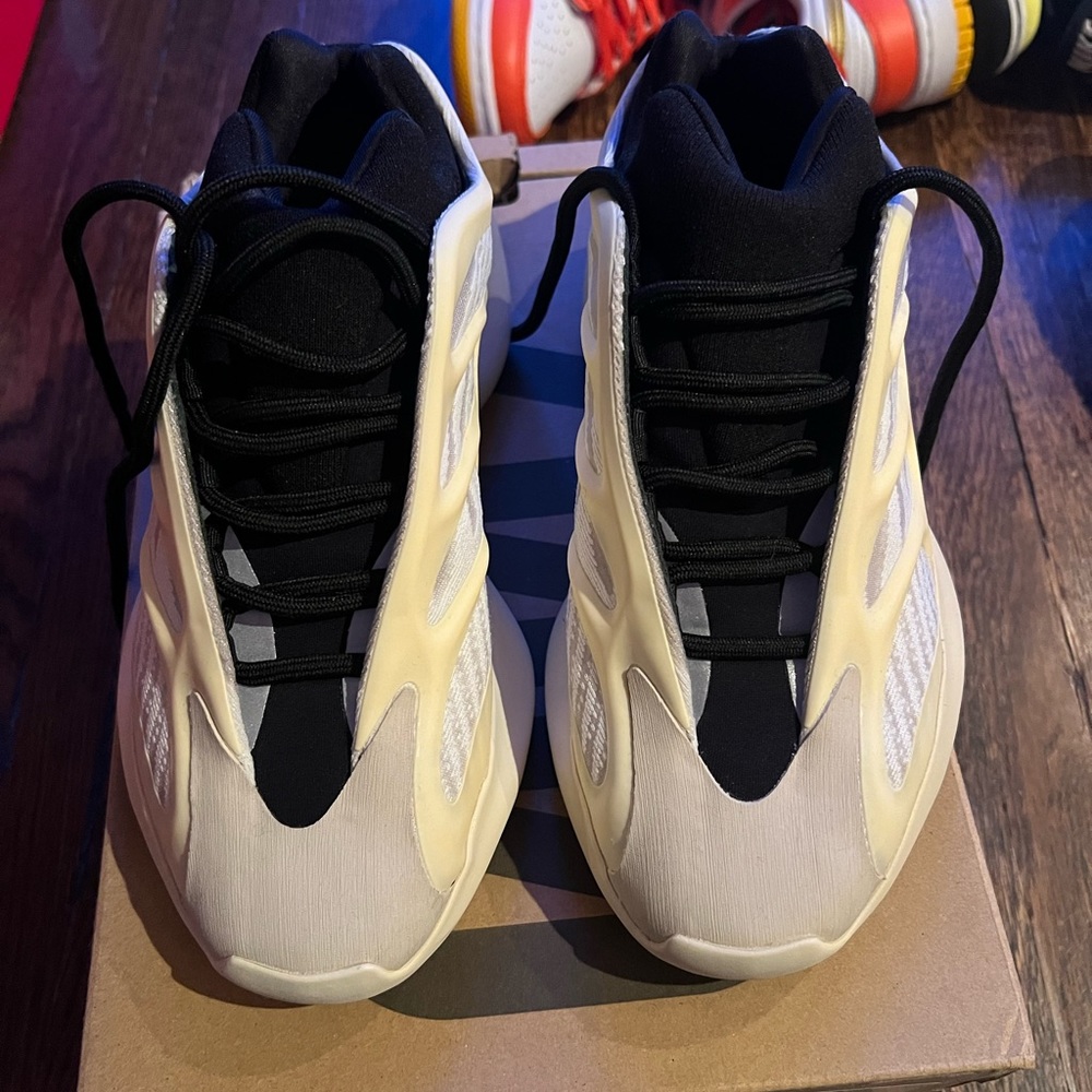 Yeezy 700 v3